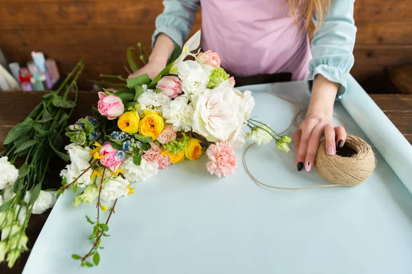 Concepto Una Floristería Una Florista Femenina Crea Arreglo Floral Sobre —  Fotos de Stock