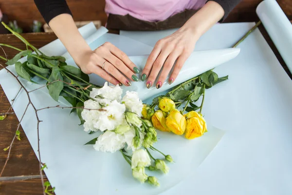 Concepto Una Floristería Una Florista Femenina Crea Arreglo Floral Sobre —  Fotos de Stock