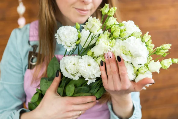 Florista Chica Recoge Gran Ramo Hermoso Concepto Florístico Concepto Negocio —  Fotos de Stock