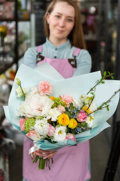 Florista Chica Recoge Gran Ramo Hermoso Concepto Florístico Concepto Negocio Imágenes de stock libres de derechos