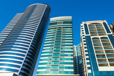 Birleşik Arap Emirlikleri, Dubai Emirliği 'nin merkezi Panorama. Birleşik Arap Emirlikleri 'nde gayrimenkul. Modern şehir merkezinde gökdelenlerin inşası