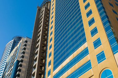 Birleşik Arap Emirlikleri, Dubai Emirliği 'nin merkezi Panorama. Birleşik Arap Emirlikleri 'nde gayrimenkul. Modern şehir merkezinde gökdelenlerin inşası