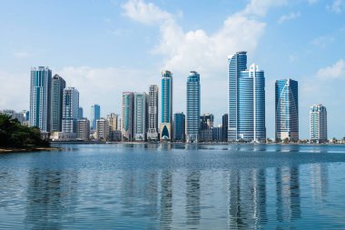 Şeriat Emirliğinin merkezi Panorama, Birleşik Arap Emirlikleri. BAE şehrinde yürüyüş alanı. Birleşik Arap Emirlikleri 'nde gayrimenkul .