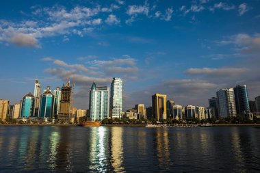 Şeriat Emirliğinin merkezi Panorama, Birleşik Arap Emirlikleri. BAE şehrinde yürüyüş alanı. Birleşik Arap Emirlikleri 'nde gayrimenkul .