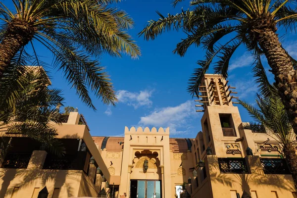 Nowoczesne Budynki Stylu Arabskim Zea Dubai Widok Budynek Palmami Dołu — Zdjęcie stockowe