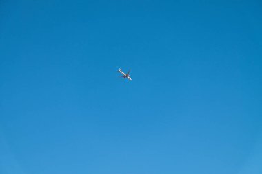 Mavi gökyüzünde bulutsuz, küçük bir uçak uçar. Mavi doğal arka planda bir uçak. Gradyan ve tahıllı arkaplan rengi, ses efekti. 