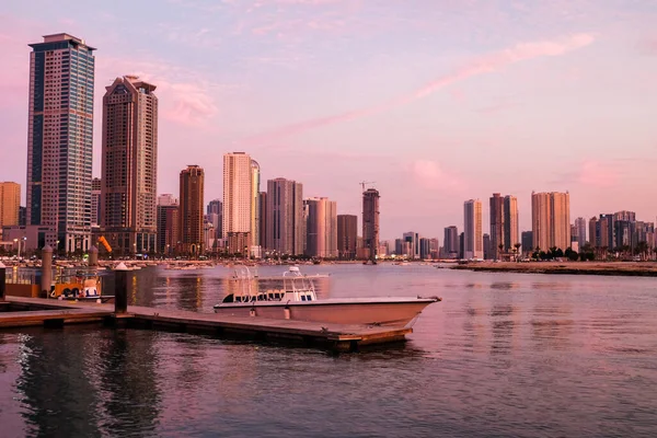 夕阳西下的阿联酋酋长国沙迦游艇 在摩天大楼的背景上的小船 背景色有渐变和纹理 音效好 大都市的游艇俱乐部日落时分 — 图库照片