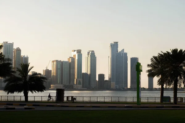 Zachód Słońca Emiratach Zjednoczonych Sharjah Widok Park Drapaczami Chmur Tle — Zdjęcie stockowe