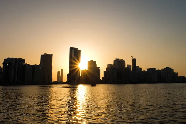 Zachód Słońca Emiratach Zjednoczonych Sharjah Widok Rzekę Drapacze Chmur Zachód — Zdjęcie stockowe
