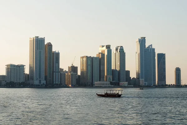 Zachód Słońca Emiratach Zjednoczonych Sharjah Widok Rzekę Drapacze Chmur Zachód — Zdjęcie stockowe