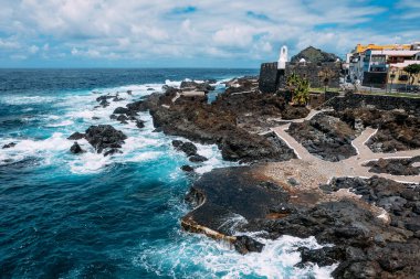 Okyanusun arka planında Garachico şehrinin panoraması var. Güneşli bir günde baharda Tenerife adası. İspanya 'da tropik bir adada bir kasaba