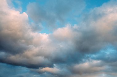 Güzel bulutlar ve mavi gökyüzü okyanusun üzerinde gün batımında. Tenerife 'de güzel gün batımı