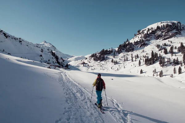 Ski touring Kobieta — Zdjęcie stockowe