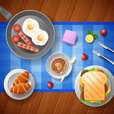 Yumurta, pastırma, ekmek, kruvasan ve kahve Kahvaltı