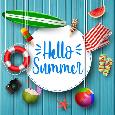 Merhaba yaz. Sörf tahtası, lifebuoy, fotoğraf makinesi, minderi, topu ve yuvarlak kağıt üzerinde ahşap arka plan asılı görünümü