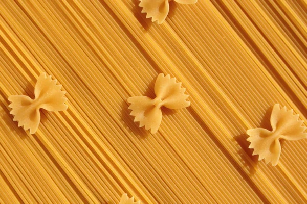 Паста банти поміщаються на спагеті . — стокове фото