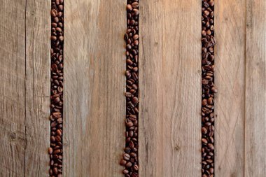 Kahve çekirdekleri kaburgalar arasında dağılmış.