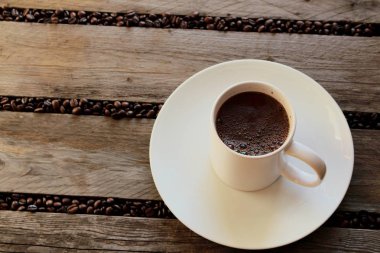 Kahve çekirdekleri kaburgalar arasında dağılmış.