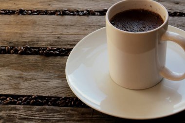 Kahve çekirdekleri kaburgalar arasında dağılmış.