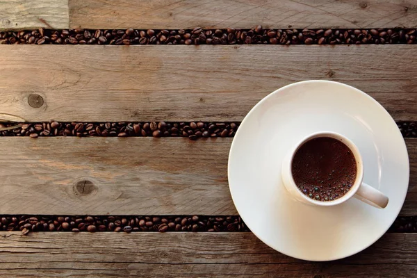 Grãos de café espalhados entre as ripas . — Fotografia de Stock