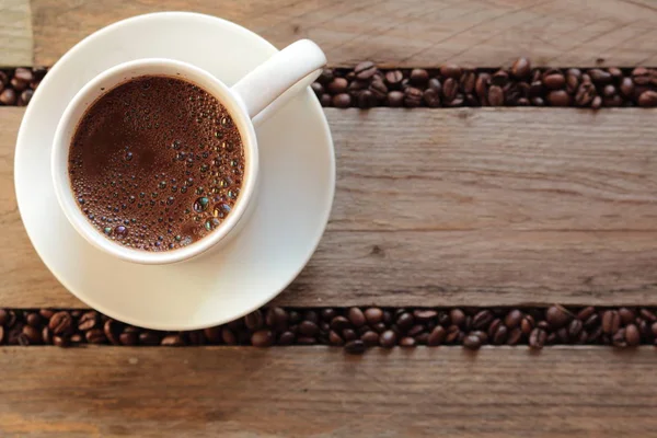 Grãos de café espalhados entre as ripas . — Fotografia de Stock