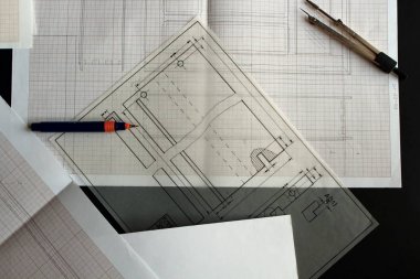 Praca przy rysunku technicznym.