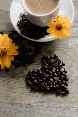 Arka planda Sarı çiçekli kahve.