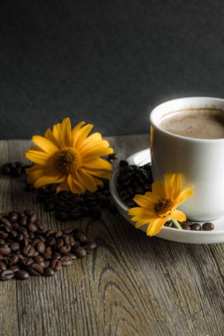 Arka planda Sarı çiçekli kahve.