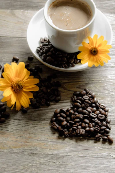 Tazza di caffè con fiori gialli sullo sfondo . — Foto Stock