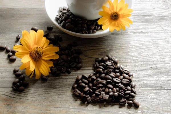 Tazza di caffè con fiori gialli sullo sfondo . — Foto Stock