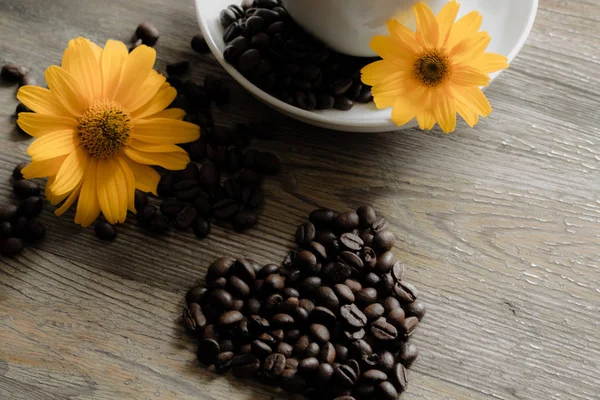 Xícara de café com flores amarelas no fundo . — Fotografia de Stock