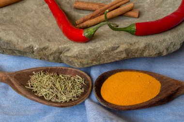 Taş bir masanın üstündeki mutfak baharatları. Öğütülmüş ve huş ağacının arka planında tüm gıda katkı maddeleri..