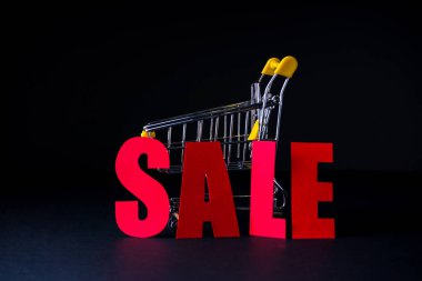 Kara Cuma konsepti. Siyah arka planda kırmızı harflerle Kara Cuma indirimi.