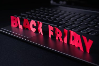 Kara Cuma konsepti. Siyah arka planda bir dizüstü bilgisayar. Yakın plan..