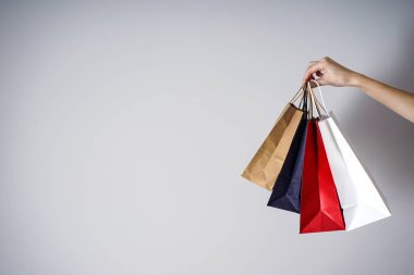 Renkli kâğıt, Kraft eko paketleri gri arka planda bir kadın elinde. Metin için yer