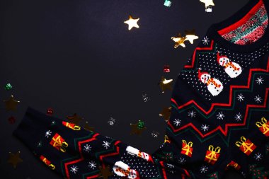 Noel konsepti. Konfetili siyah bir arka planda Noel mavisi süveteri