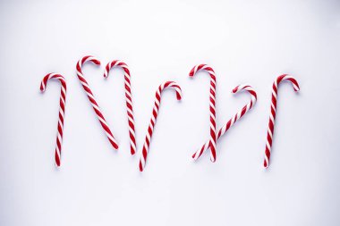 Noel kompozisyonu. Beyaz arka planda Noel şekeri. Geleneksel Noel tatlıları. Düz yatıyordu.