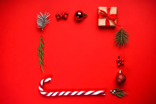 Noel kompozisyonu. Kırmızı arkaplanda, metin ve üst görünüm için yeri olan Noel kare çerçevesi.