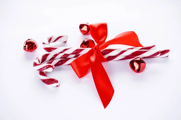 Koncepcja świąt. Zbliżenie Christmas candy z zabawkami na białym tle. — Zdjęcie stockowe