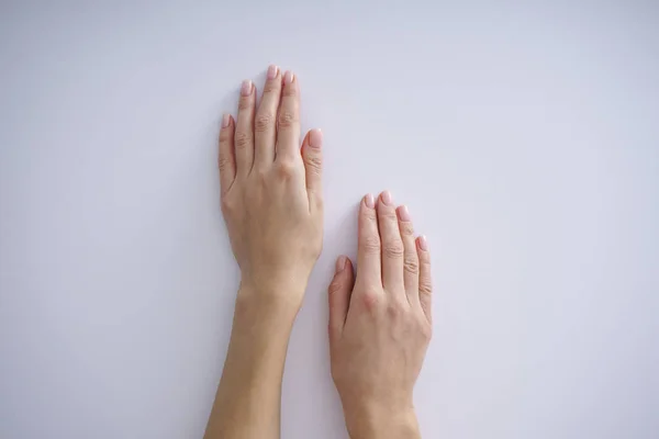 Kobiece dłonie z ładnym manicure na białym tle. Układy płaskie. — Zdjęcie stockowe