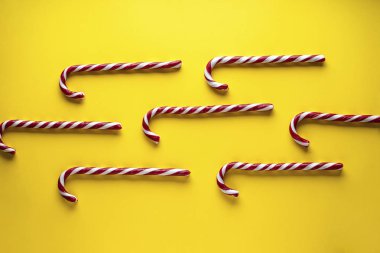 Noel kompozisyonu. Sarı arka planda Noel şekeri. Düz yatıyordu.