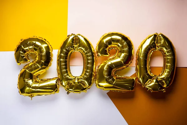 2020 yılını kutluyoruz, 2020 altın folyo balonları renkli arka planda. Folyo topları.