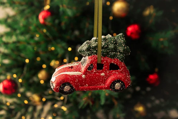 Noel oyuncağı kırmızı araba yılbaşı ağacında. Noel kompozisyonu.