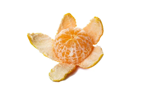Una mandarina pelada aislada sobre un fondo blanco — Foto de Stock