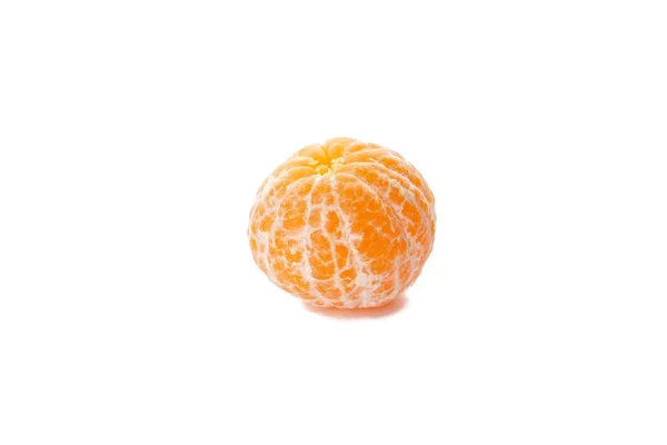 Mandarina jugosa pelada aislada sobre un fondo blanco . — Foto de Stock