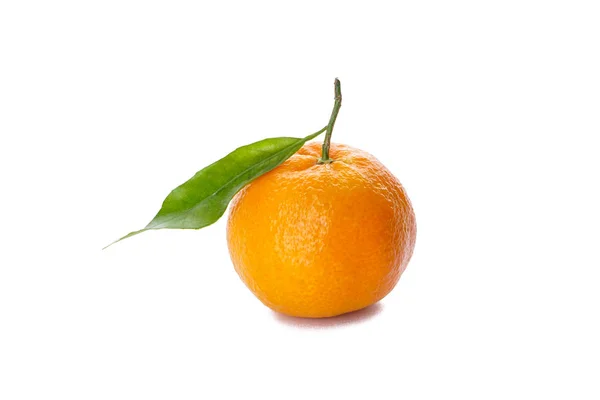 Tangerine met blad geïsoleerd op witte achtergrond — Stockfoto