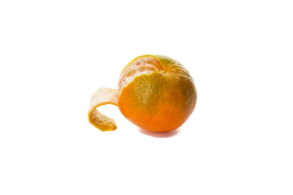 Una mandarina pelada aislada sobre un fondo blanco — Foto de Stock