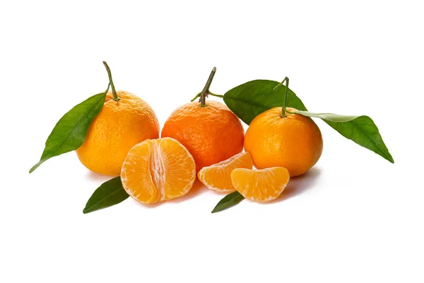 Mandarinas con rama verde y rodajas de mandarina peladas, aisladas — Foto de Stock