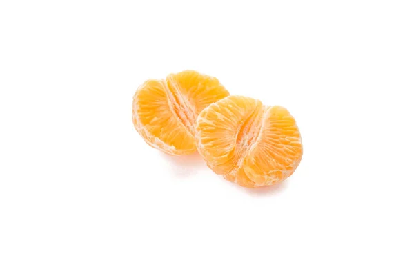 Mandarina pelada aislada sobre fondo blanco — Foto de Stock
