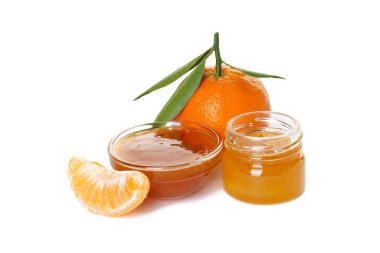 Mandalina, yeşil yapraklı ve beyaz arka planda reçelli.